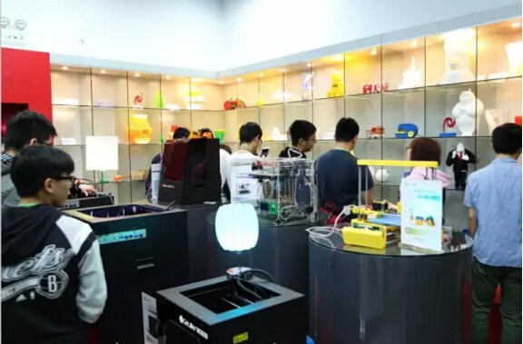 学生在参观Colido 3D打印机的各式作品